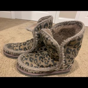 Mou leopard print size 9 boots that I wore a few times. Excellent condition&warm